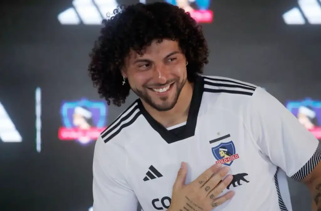 Maximiliano Falcón con la camiseta de Colo-Colo.