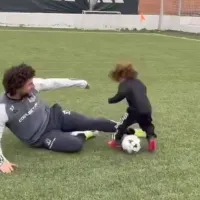[VIDEO]: El tierno momento de Maximiliano Falcón jugando fútbol con su hijo en el Estadio Monumental