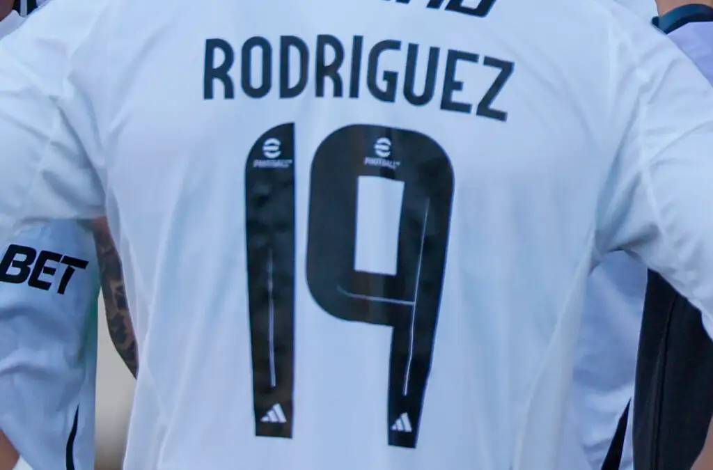Konami, a través de eFootball, dejará de aparecer en los números de la camiseta de Colo-Colo.