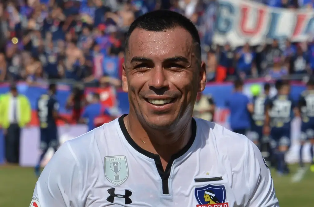 Glorias Navales quiere sacar del retiro a Esteban Paredes para disputar la Copa Chile 2024.