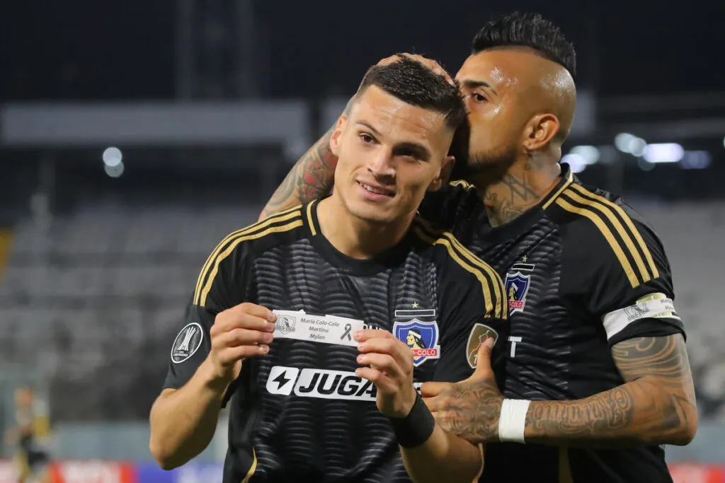 Lucas Cepeda celebrando un gol por Colo-Colo recibiendo un beso de Arturo Vidal.