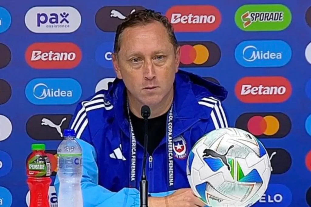 Luis Mena en conferencia de prensa de Copa América Femenina.