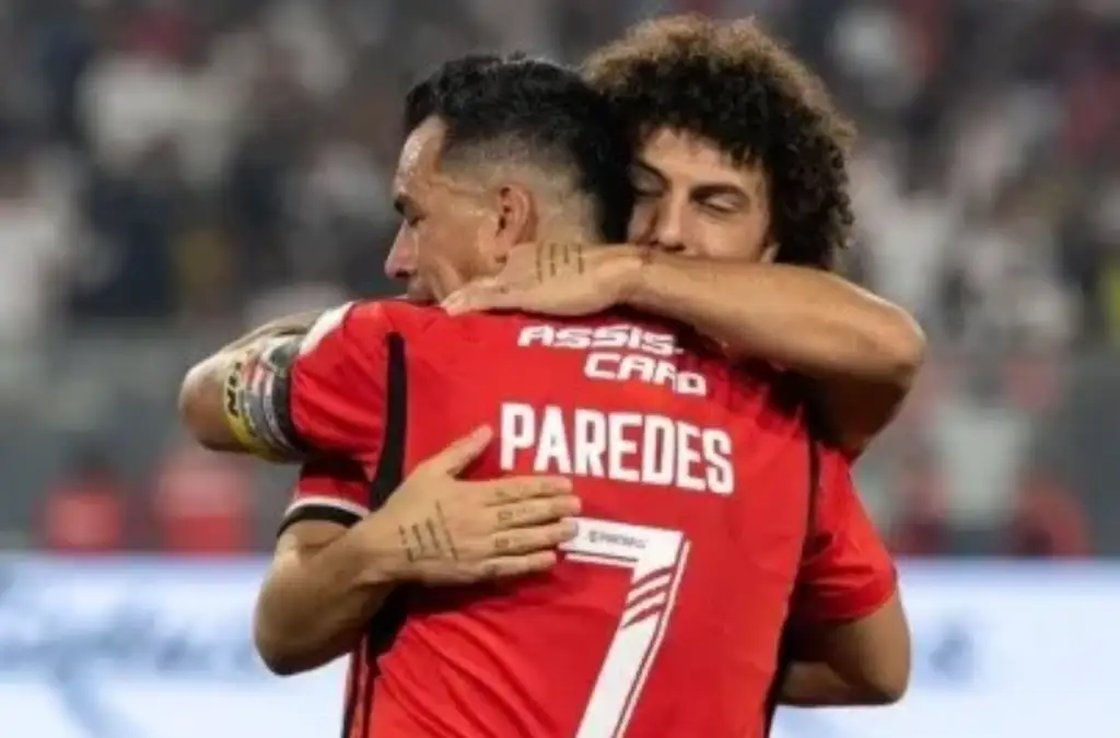 Maximiliano Falcón y Esteban Paredes con la camiseta de Colo-Colo.