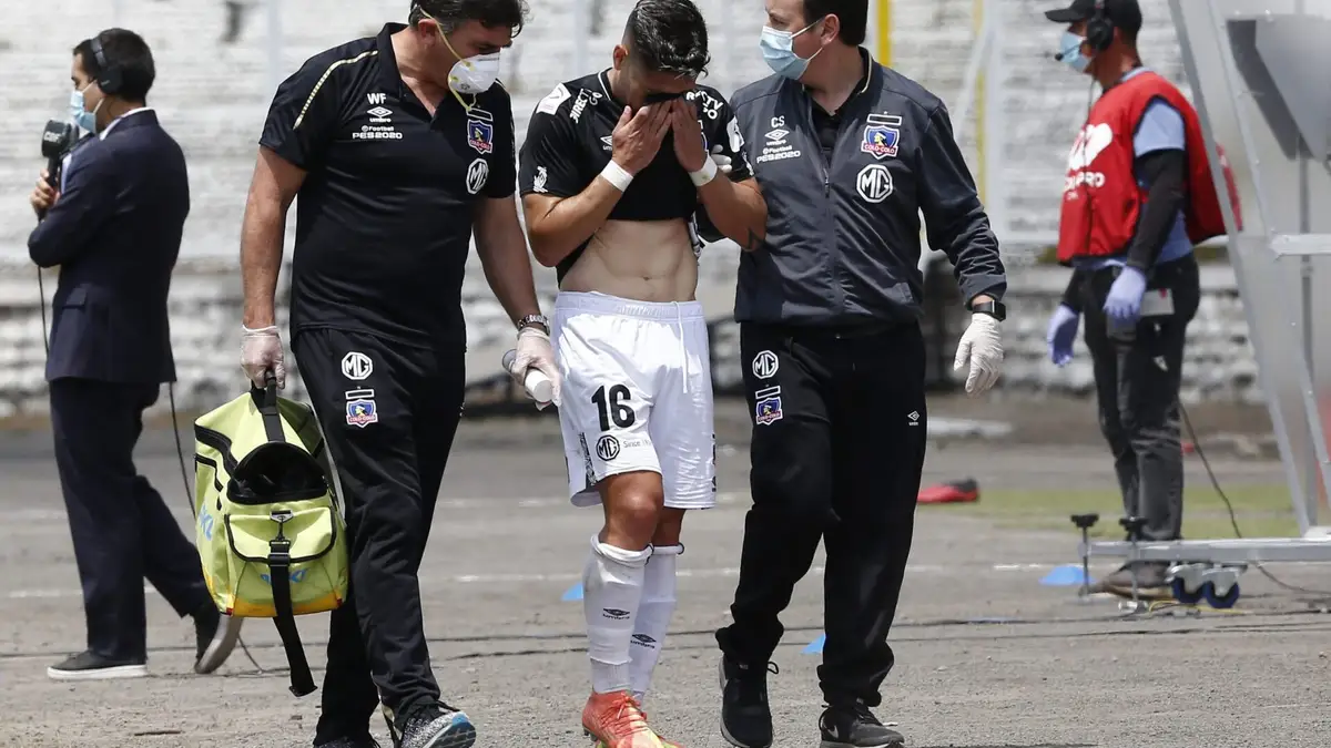 Futbol, Palestino vs Colo Colo. Dcimotava fecha, campeonato nacional 2020. El jugador de Colo Colo Oscar Opazo se retira d ella cancha durante el partido de primera division contra Palestino en el Estadio Municipal de La Cisterna de Santiago, Chile. 14/11/2020 Andres Pia/Photosport Football, Palestino vs Colo Colo. 18th date, 2020 National Championship. Cool Colo’s player Oscar Opazo leaves the pitch during the first division football match against Palestino at the Municipal de La Cisterna stadium in Santiago, Chile. 14/11/2020 Andres Pia/Photosport