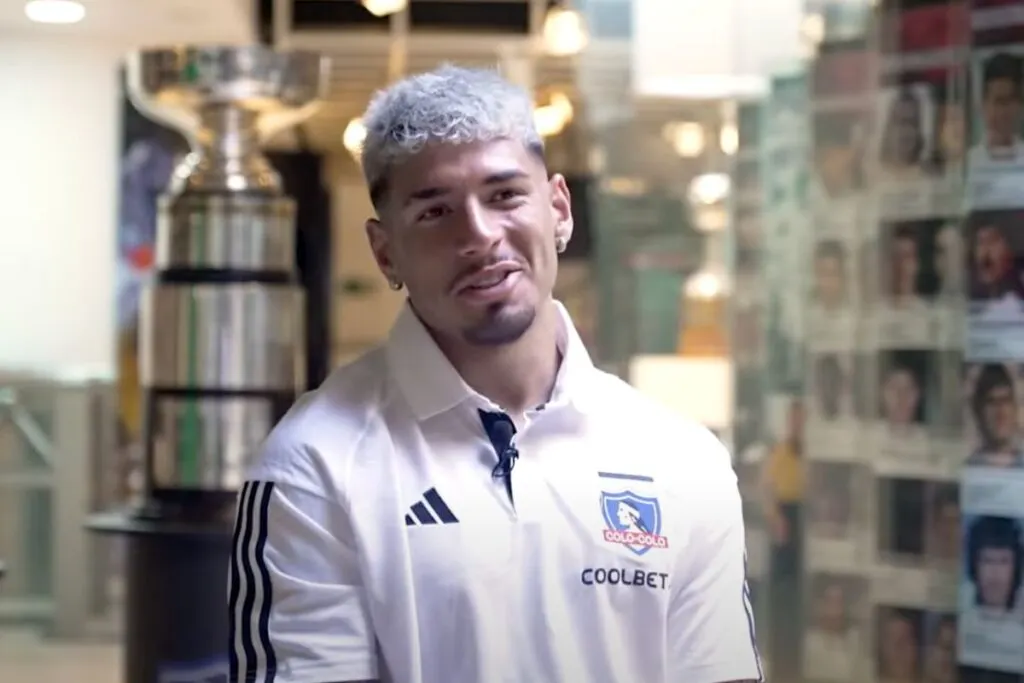 Alan Saldivia con indumentaria de Colo-Colo.
