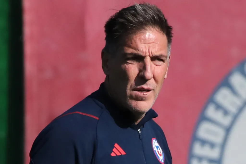 Eduardo Berizzo con la mirada puesta en un objetivo en pleno entrenamiento de la Selección Chilena durante el segundo semestre del año 2023.