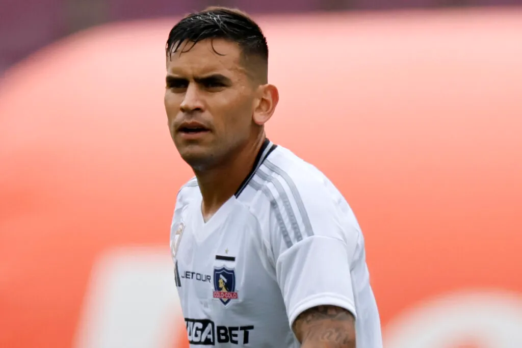 Primer plano de Sebastián Vegas con la camiseta de Colo-Colo.