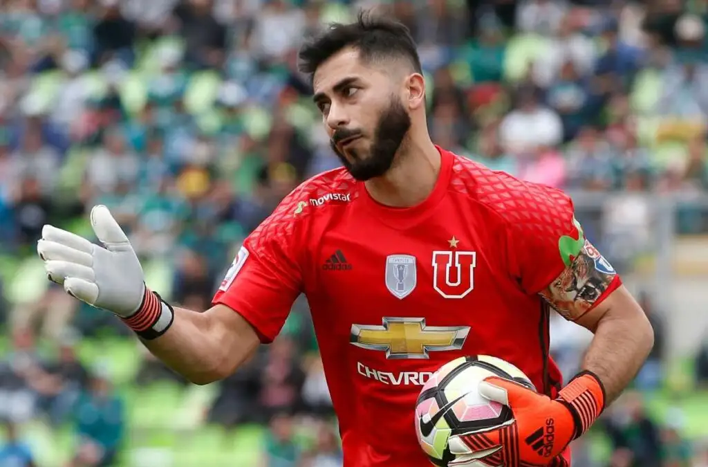 Johnny Herrera volvió a cargar contra Colo-Colo por suspensión del Superclásico.