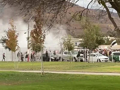 [Video] Fanáticos de Colo Colo llegan en masa para alentar al equipo ante Unión La Calera pese a no poder ingresar al estadio