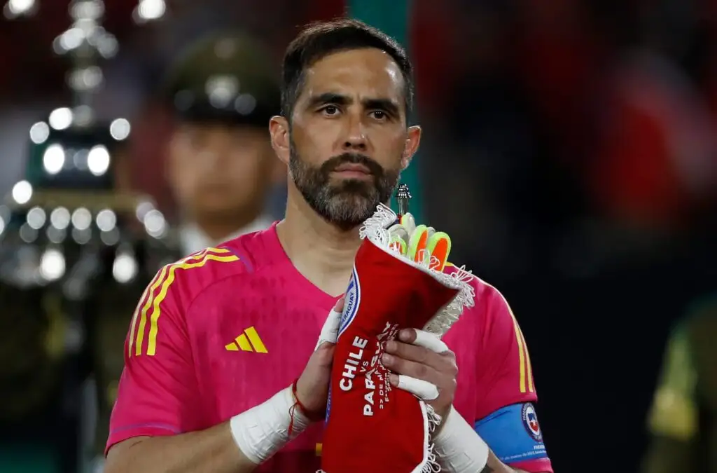 Claudio Bravo anunció su despedida del fútbol profesional.