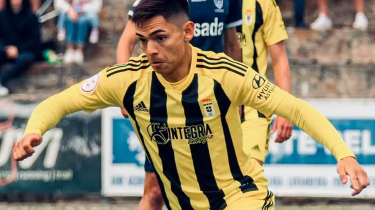 Joan Cruz defendiendo la camiseta del Real Oviedo Vetusta de España.