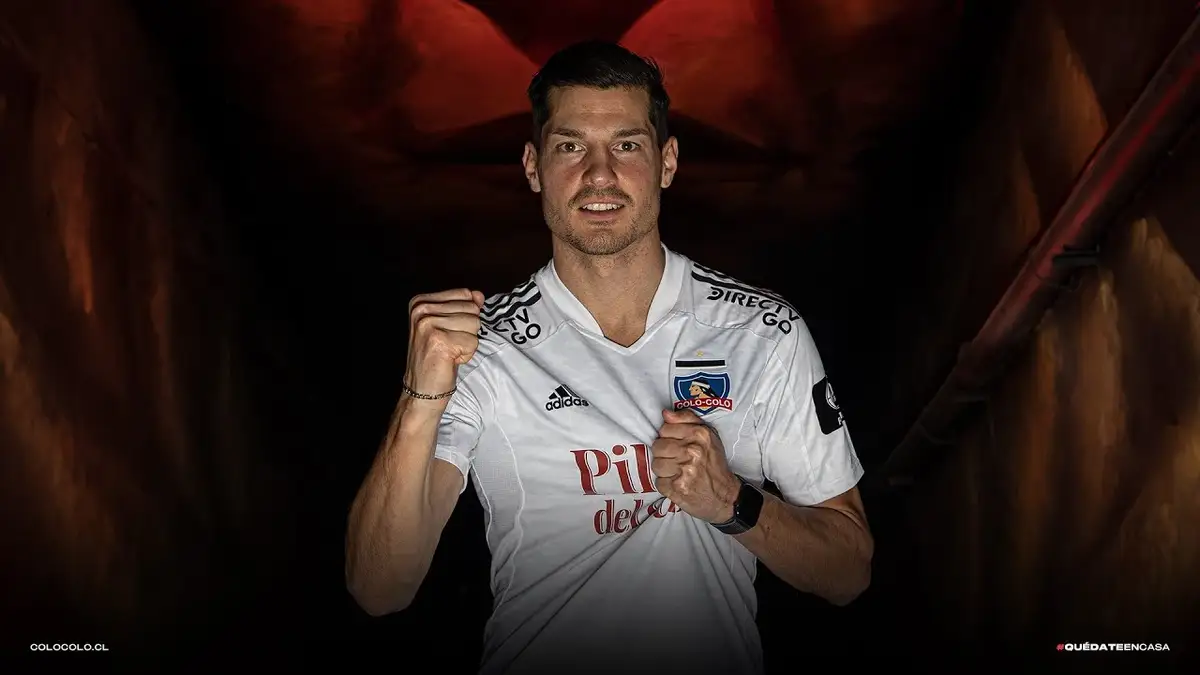 Miiko Albornoz con la camiseta de Colo Colo.