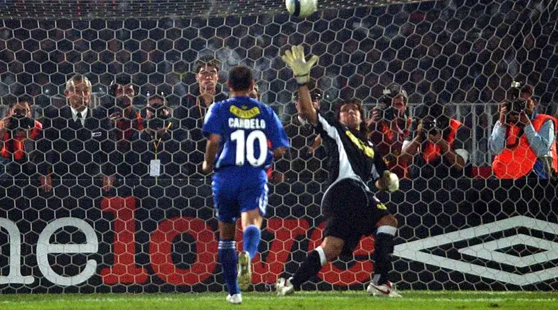 Claudio Bravo atajó el tiro de Mayer Candelo.