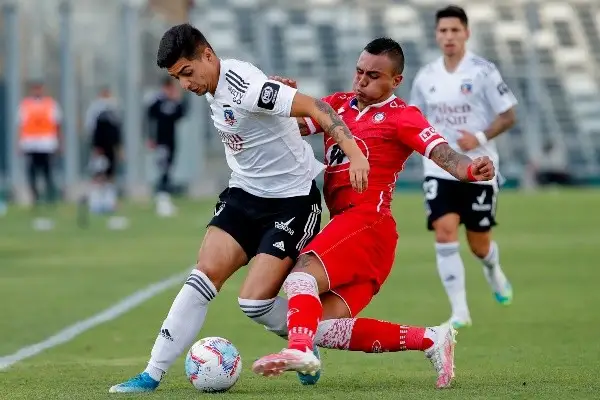Williams Alarcón enfrentado a Unión la Calera con la camiseta de Colo-Colo