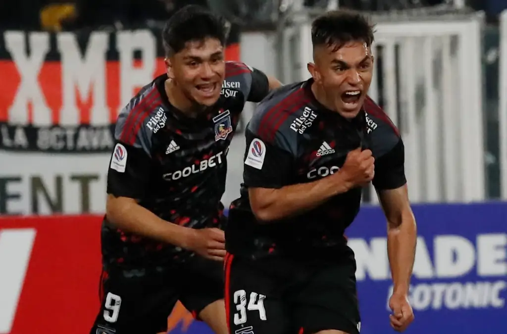 Vicente y Damián Pizarro celebrando un gol con Colo-Colo