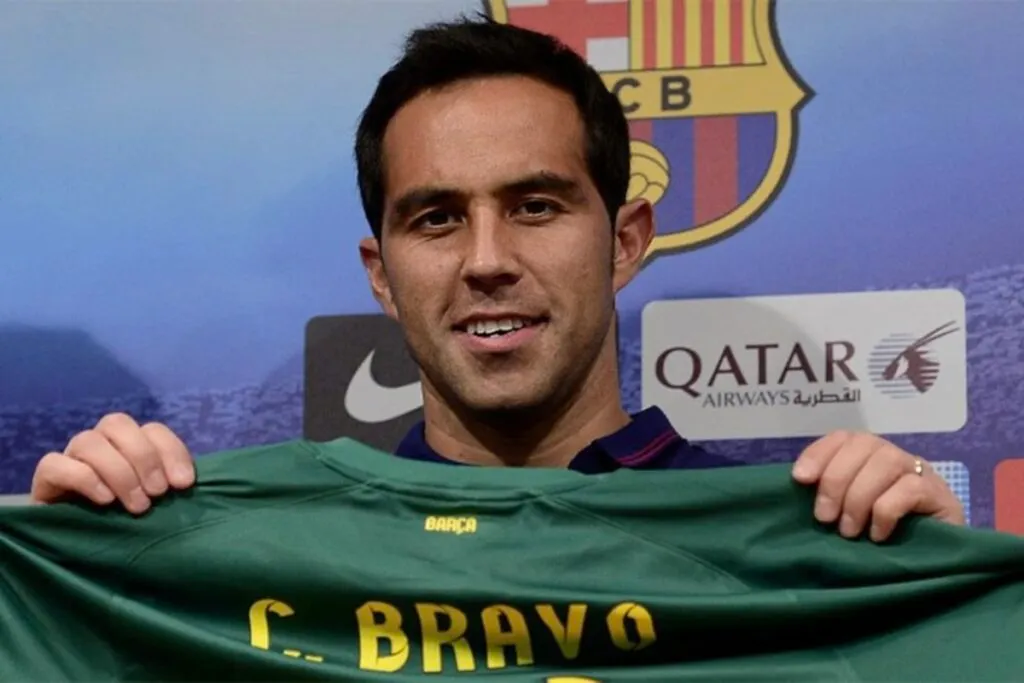 Claudio Bravo siendo presentado en el Barcelona.