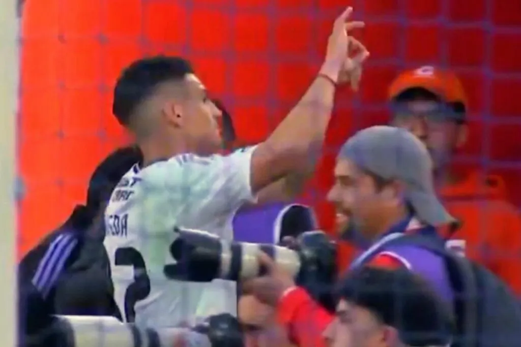 Lucas Cepeda gesto de penetración contra la barra de la U.