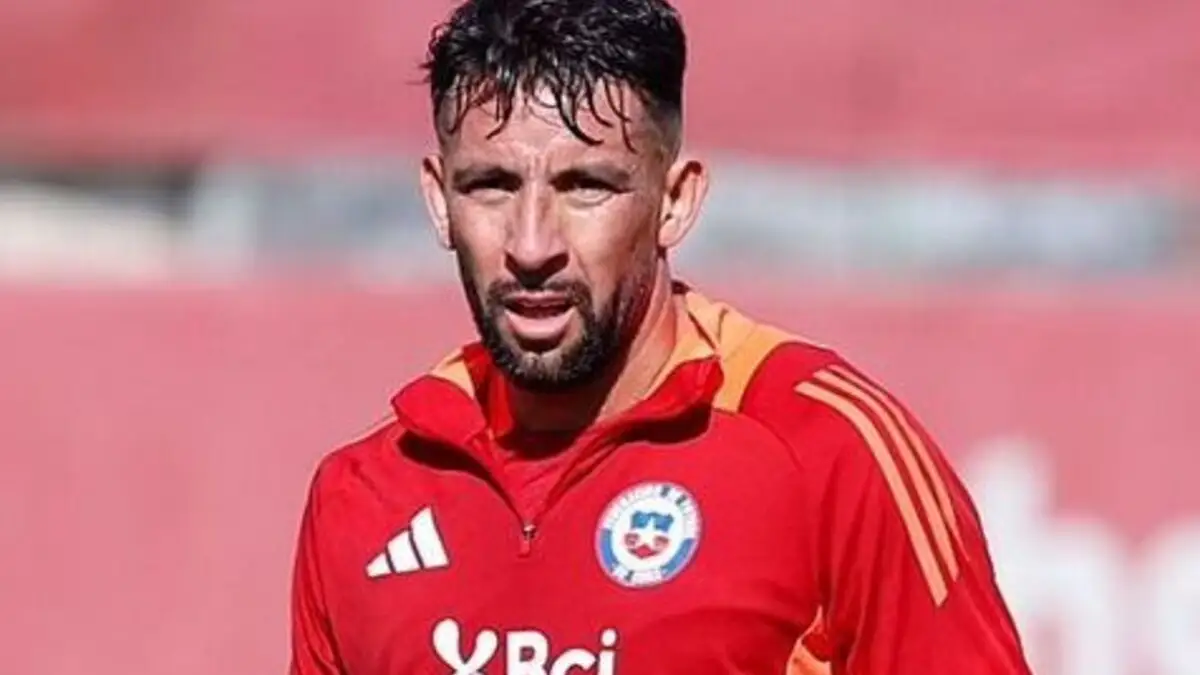 Mauricio Isla entrenando con indumentaria de la Selección Chilena.