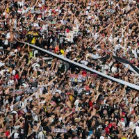 [VIDEO] Si no es así, no quiero nada: Recién casados causan furor al alentar a Colo-Colo en la Garra Blanca