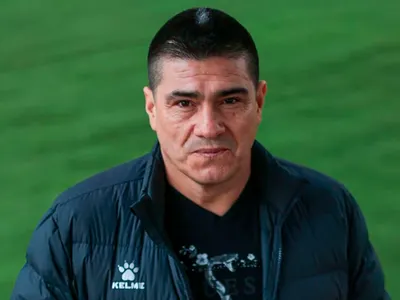 «Uno de esos dos está bien»: Toby Vega nombra a sus candidatos para DT de Colo-Colo y exige vale otro