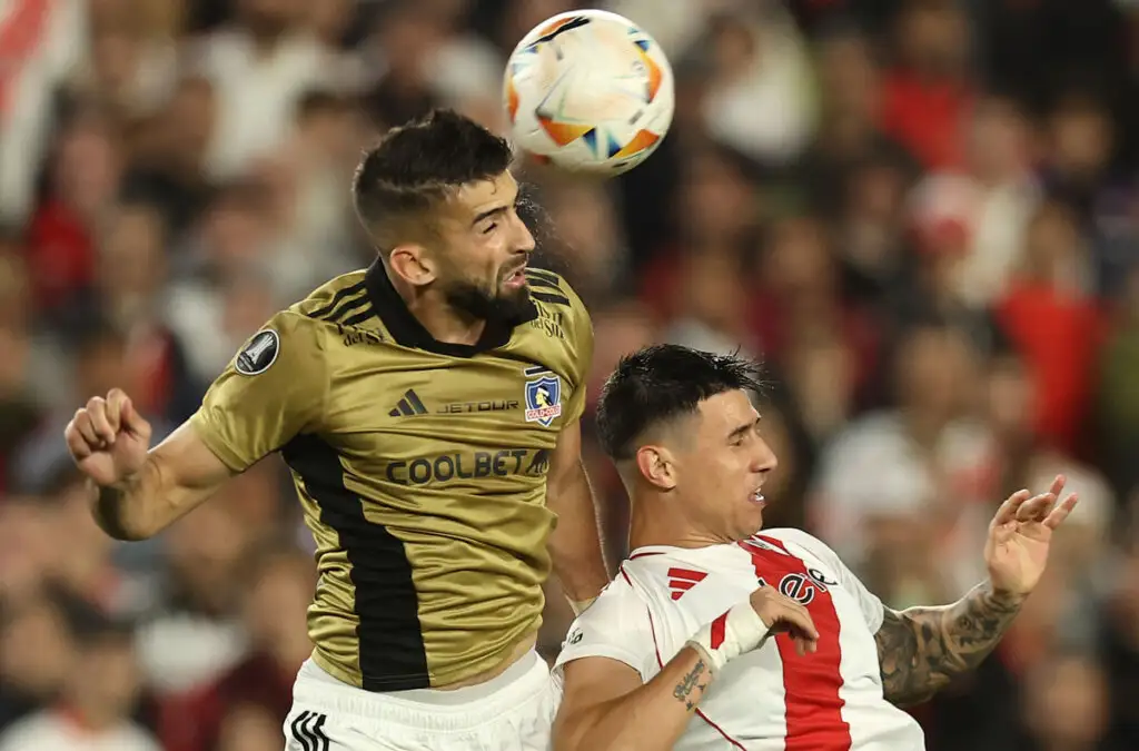 Emiliano Amor jugó como líbero en línea de tres defensores que puso Colo-Colo ante River Plate.
