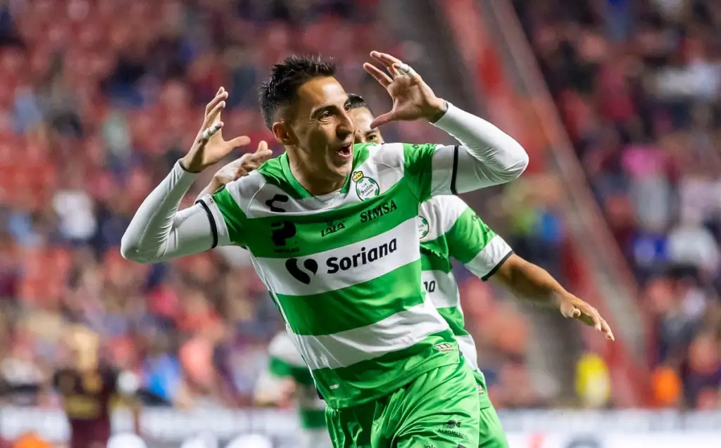 Javier Correa celebrando un gol con la camiseta del Santos Laguna
