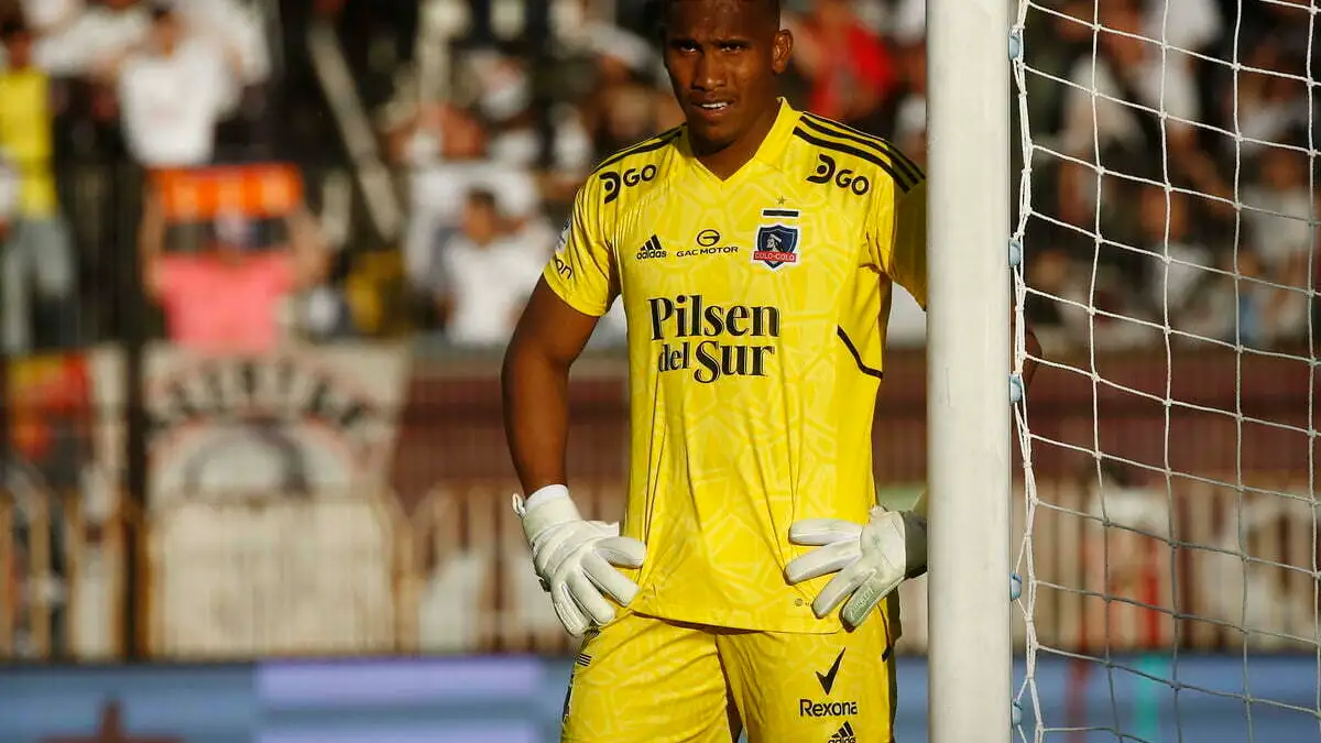 Omar Carabalí con la camiseta de Colo-Colo.