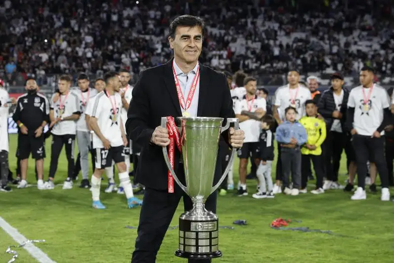 Gustavo Quinteros levantando el Campeonato Nacional 2022 al mando de Colo-Colo