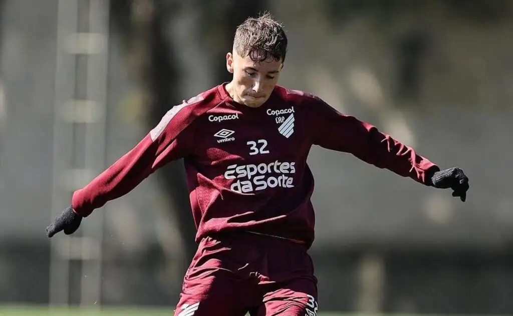 Luciano Arriagada está fuera que dentro del Athletico Paranaense de Brasil.