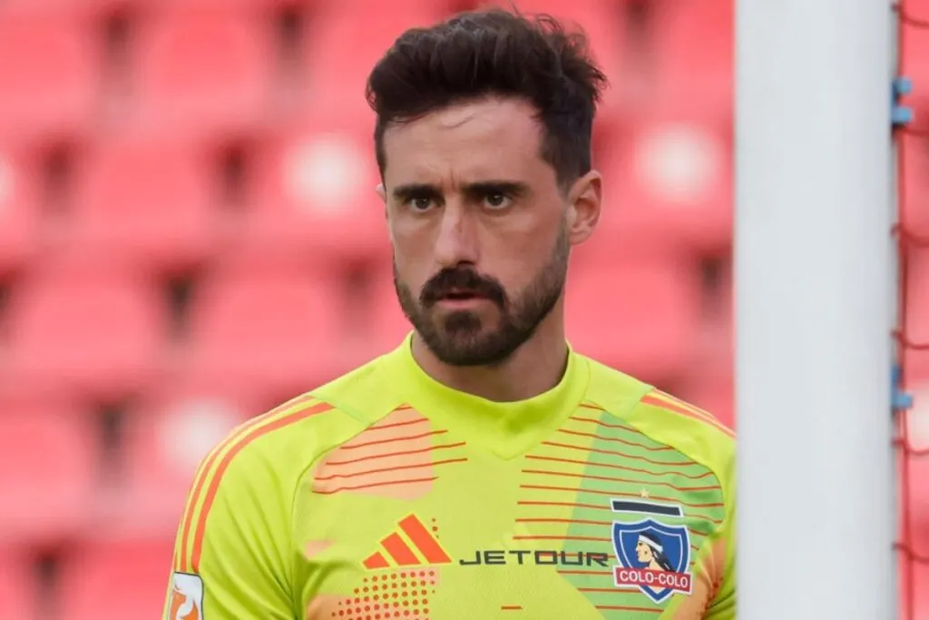 Primer plano a Fernando de Paul con la camiseta de Colo-Colo.