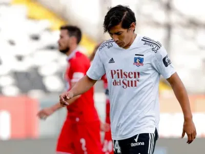 «Siempre pasa algo»: Hinchas albos reaccionan en la web ante la baja de Matías Fernández del Duelo de Leyendas