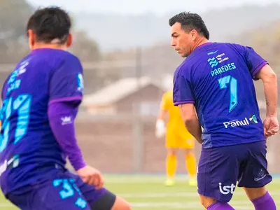 Hinchas lapidan a Esteban Paredes por polémica jugada con San Antonio Unido: «No está en Colo-Colo para que le regalen penales»