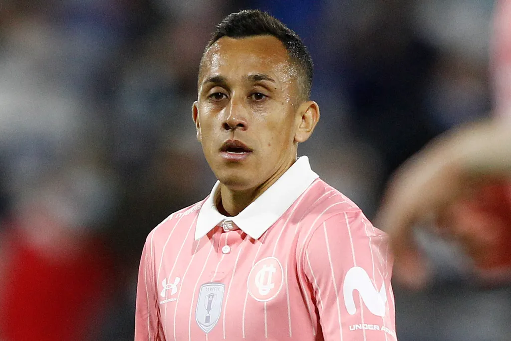 Fabián Orellana con la mirada fija mientras defiende los colores de Universidad Católica durante la temporada 2022.