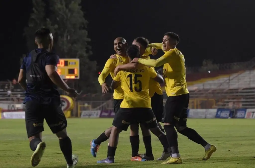 Humberto Suazo se despachó un doblete en su regreso oficial a San Luis de Quillota.