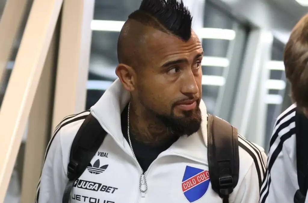 Juan Cristóbal Guarello destacó actitud de Arturo Vidal en Colo-Colo durante 2025.