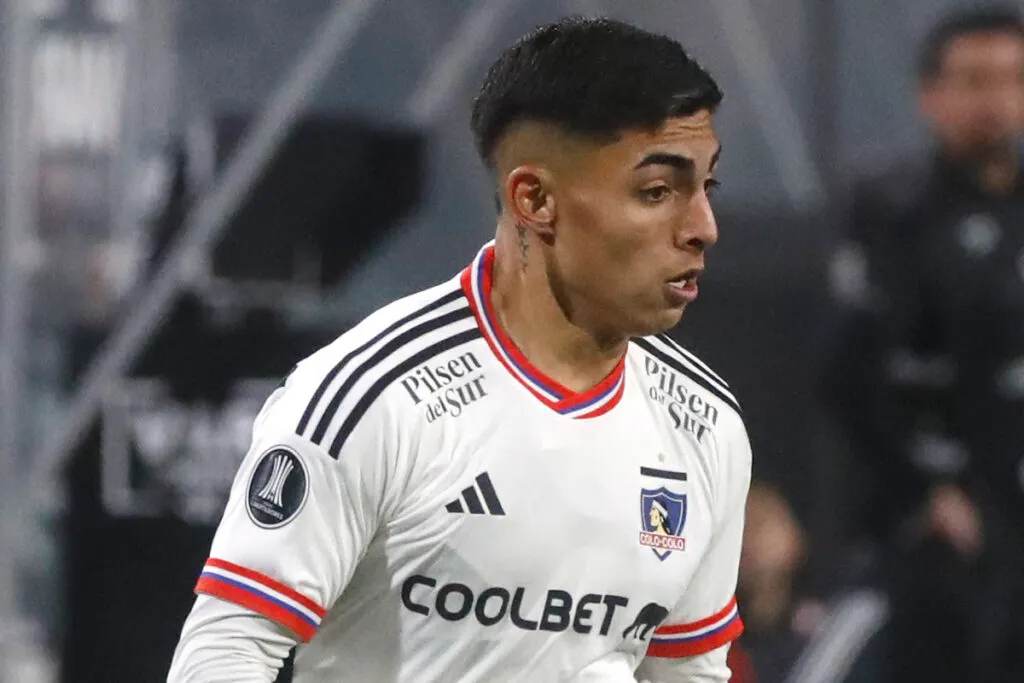 Jordhy Thompson concentrado jugando un partido por Colo-Colo.