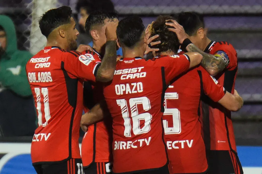 Jugadores de Colo-Colo celebrando un gol.