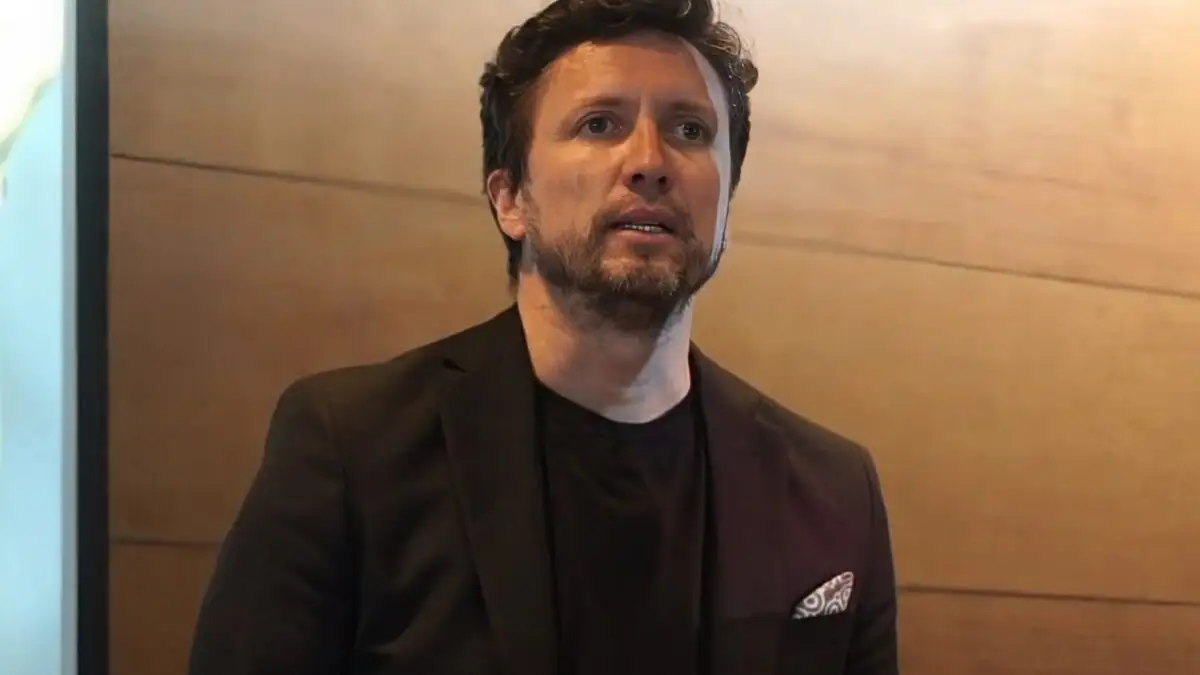 Primer plano a Francisco Sagredo en una exposición.