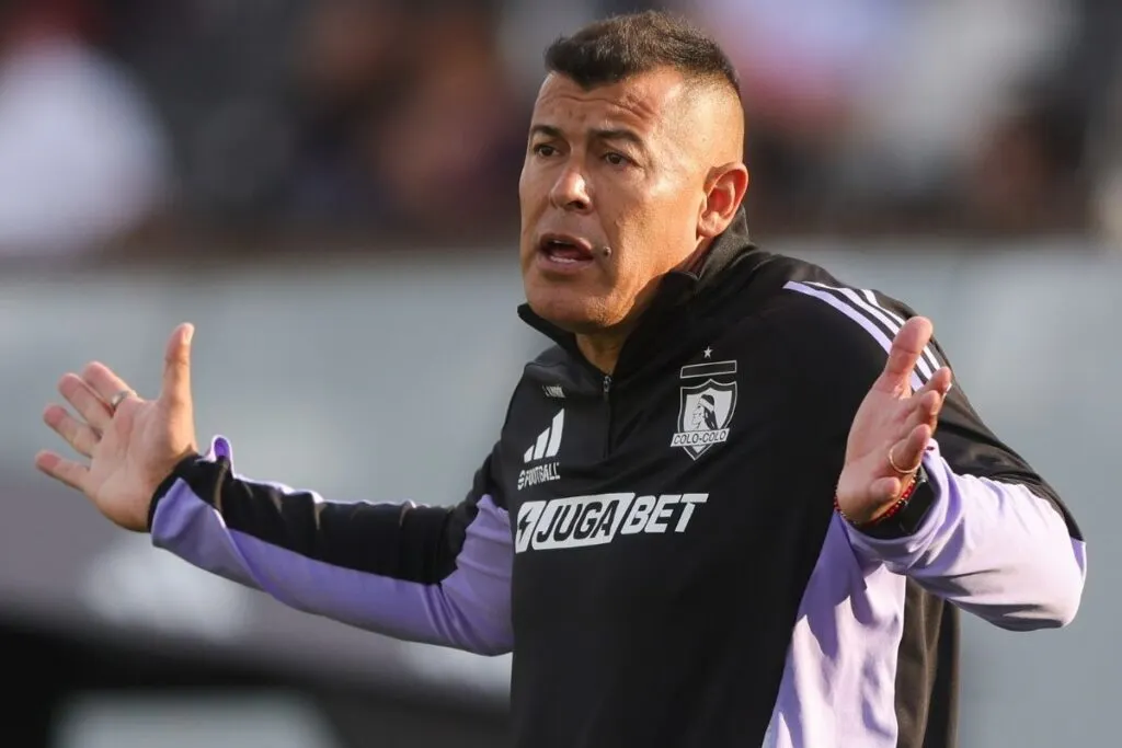 Jorge Almirón dirigiendo a Colo-Colo.