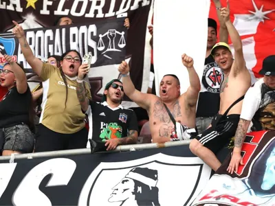 [VIDEO] Incansables: Hinchada de Colo-Colo llega al aeropuerto para recibir al plantel tras la clasificación