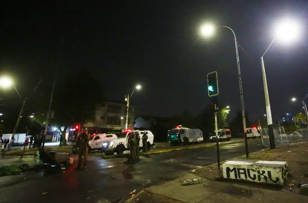 Incidentes en la esquina de Benito Rebolledo con Exequiel Fernández, fuera del Estadio Monumental.