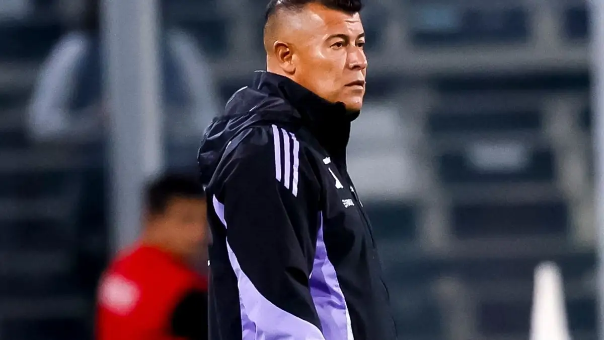 El argentino podría extender la lista de entrenadores cesados de sus funciones en el fútbol chileno.