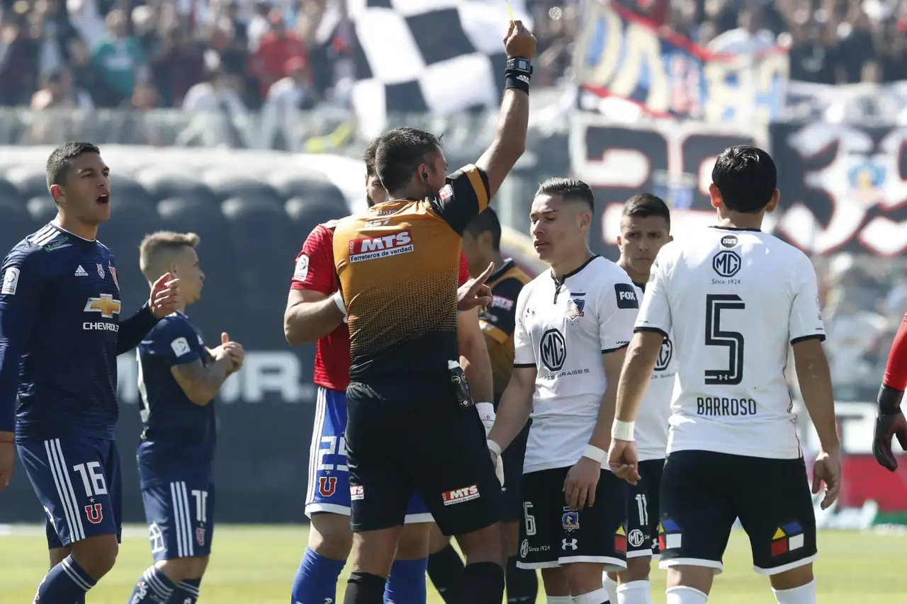 Futbol, Colo Colo vs Universidad de Chile. Vigesimo Primera fecha, campeonato nacional 2018. El arbitro Julio Bascuñan durante el partido de primera division disputado en el estadio Monumental de Santiago, Chile. 25/08/2018 Martin Thomas/Photosport Football, Universidad de Chile vs O’Higgins. Twenty-first date, National Championship 2018. The referee Julio Bascuñan during the first division football match held at the Monumental stadium in Santiago, Chile. 25/08/2018 Martin Thomas/Photosport