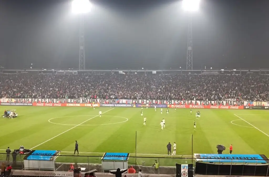 Lienzo colgado por la barra de Colo-Colo.
