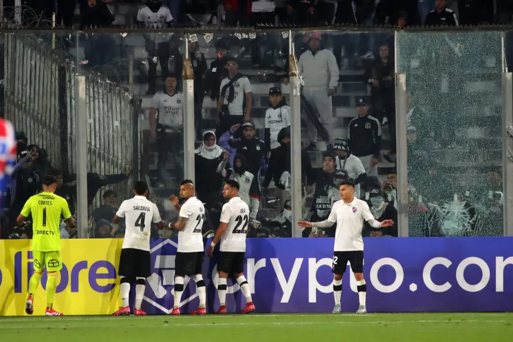 Hinchas de Colo-Colo rompieron el acrílico del Estadio Monumental en el duelo ante Fortaleza.
