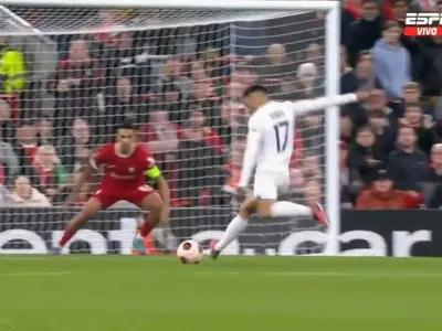 Impactante: La insólita opción de gol que desperdició Gabriel Suazo en el partido frente al Liverpool