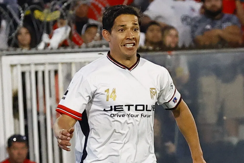 Matías Fernández durante su partido de despedidad.