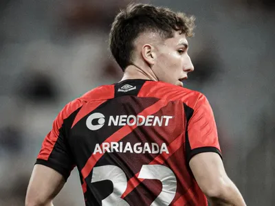 Hinchas de Athletico Paranaense lapidan a Luciano Arriagada tras un insólito gol desperdiciado en Brasil