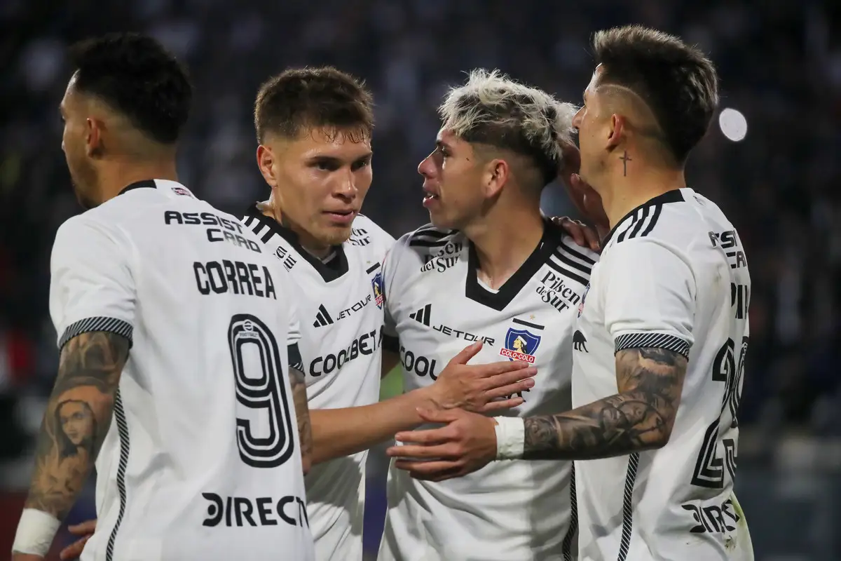 Colo-Colo celebrando el gol de Carlos Palacios frente a Ñublense.