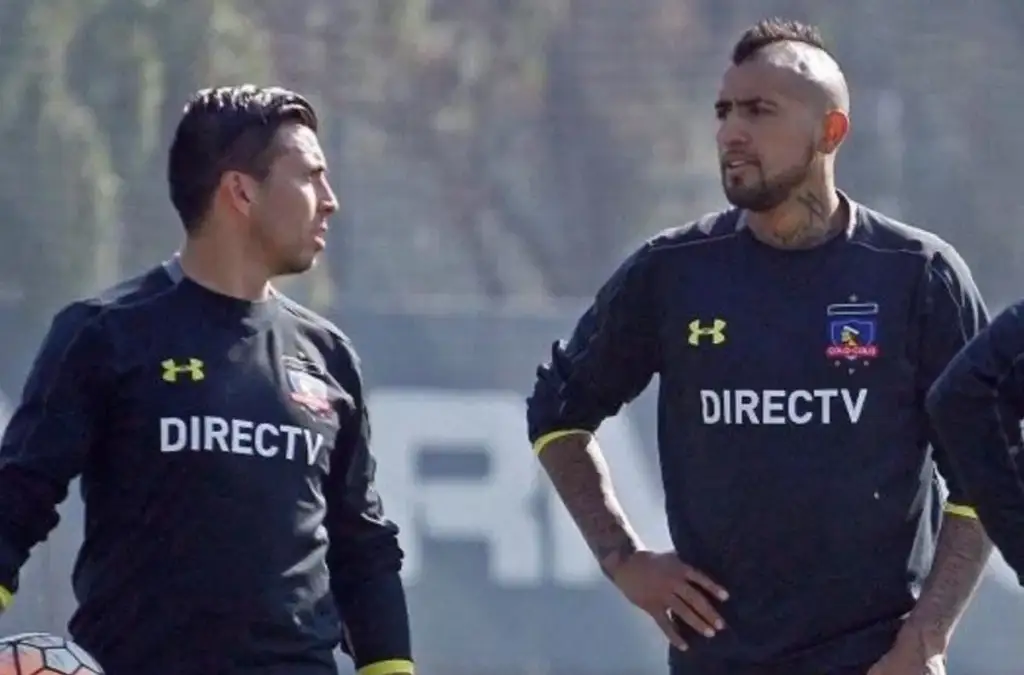 Gonzalo Fierro y Arturo Vidal con indumentaria de Colo-Colo.